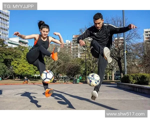 足球明星双人转场动作图解读与技巧分析助你提升球技